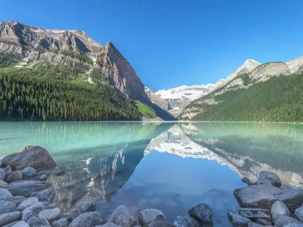 See mit Bergen im Hintergrund in Banff
