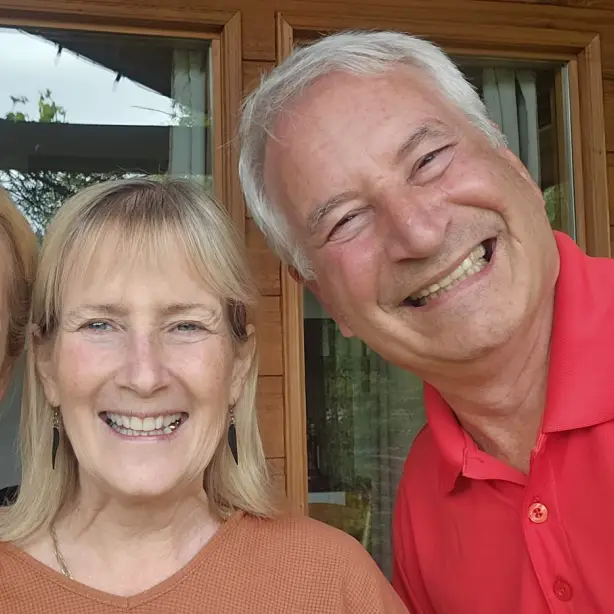 Zwei lächelnde Frauen und ein lächelnder Mann