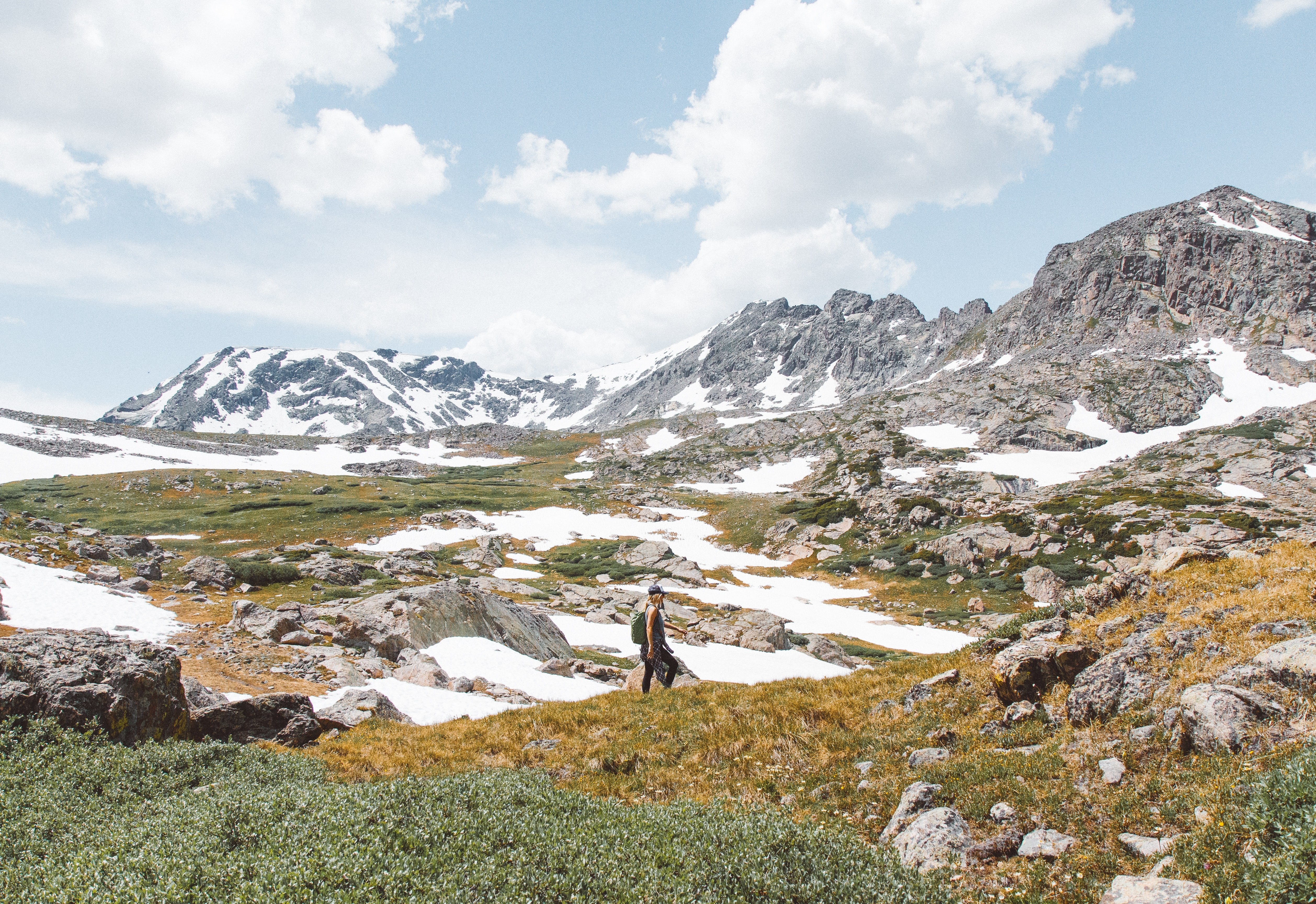 Person wandert durch Felslandschaft in Kanada mit restlichem Schnee