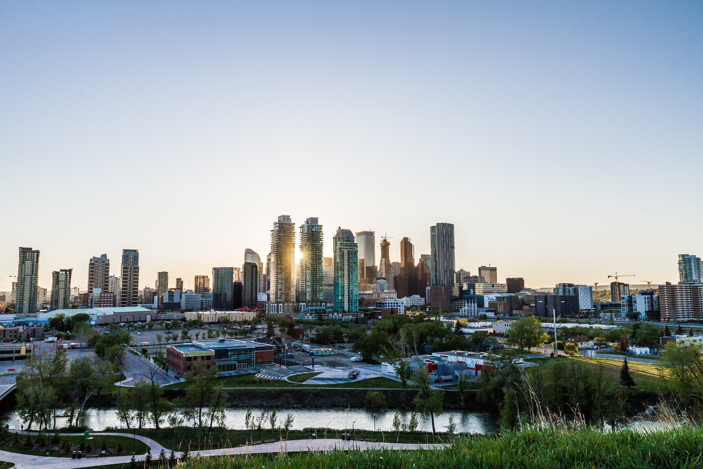 Skyline von Calgary mit Sonne, die durchscheint