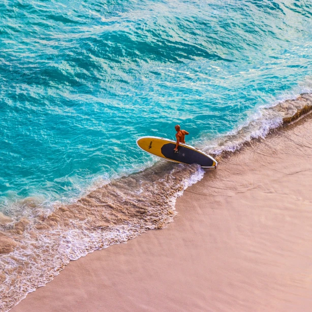 Een paddleboarder gaat het water in bij Waikiki Beach op Hawaï
