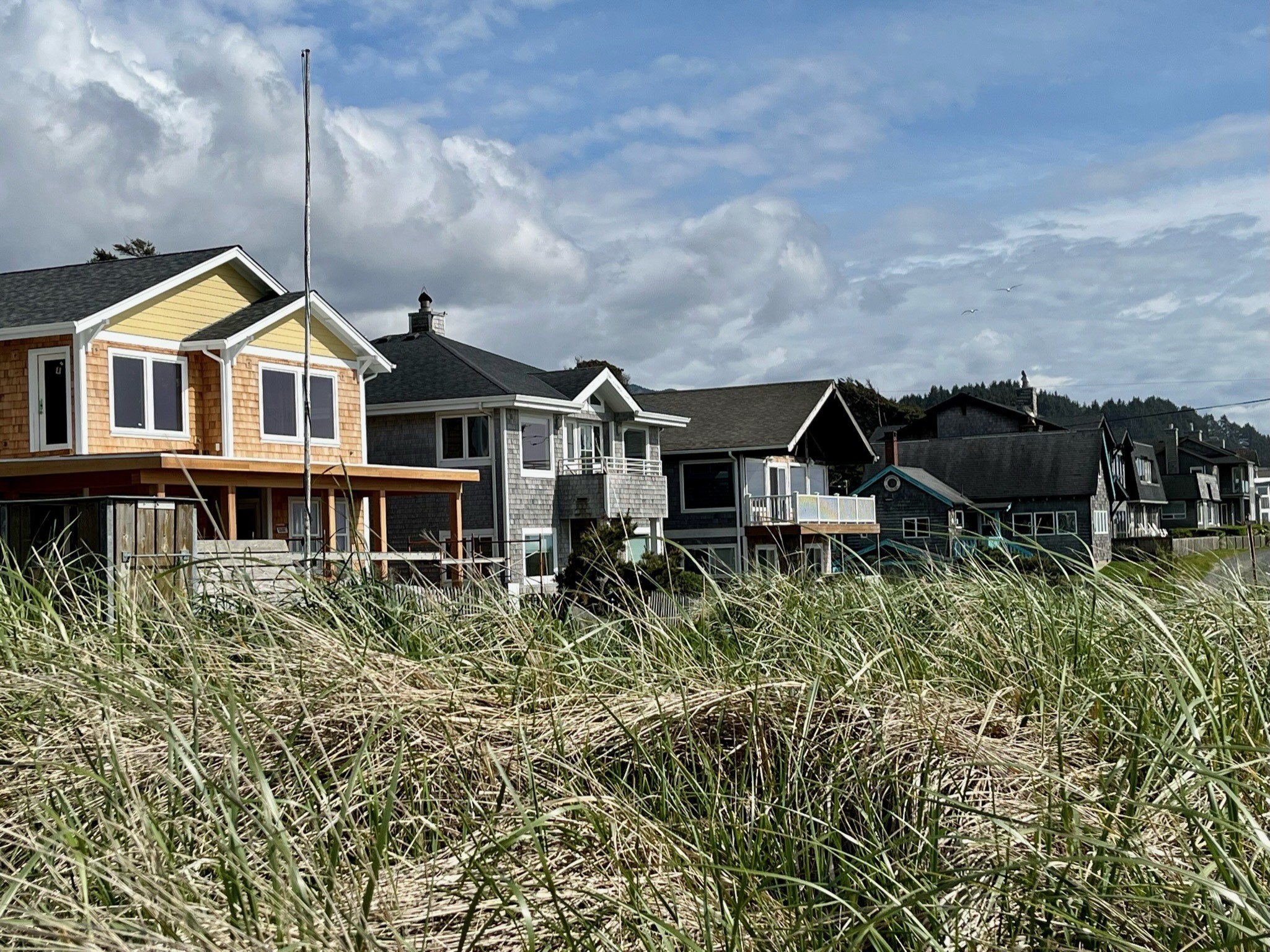 Reihe von Ferienhäusern am Strand in den USA