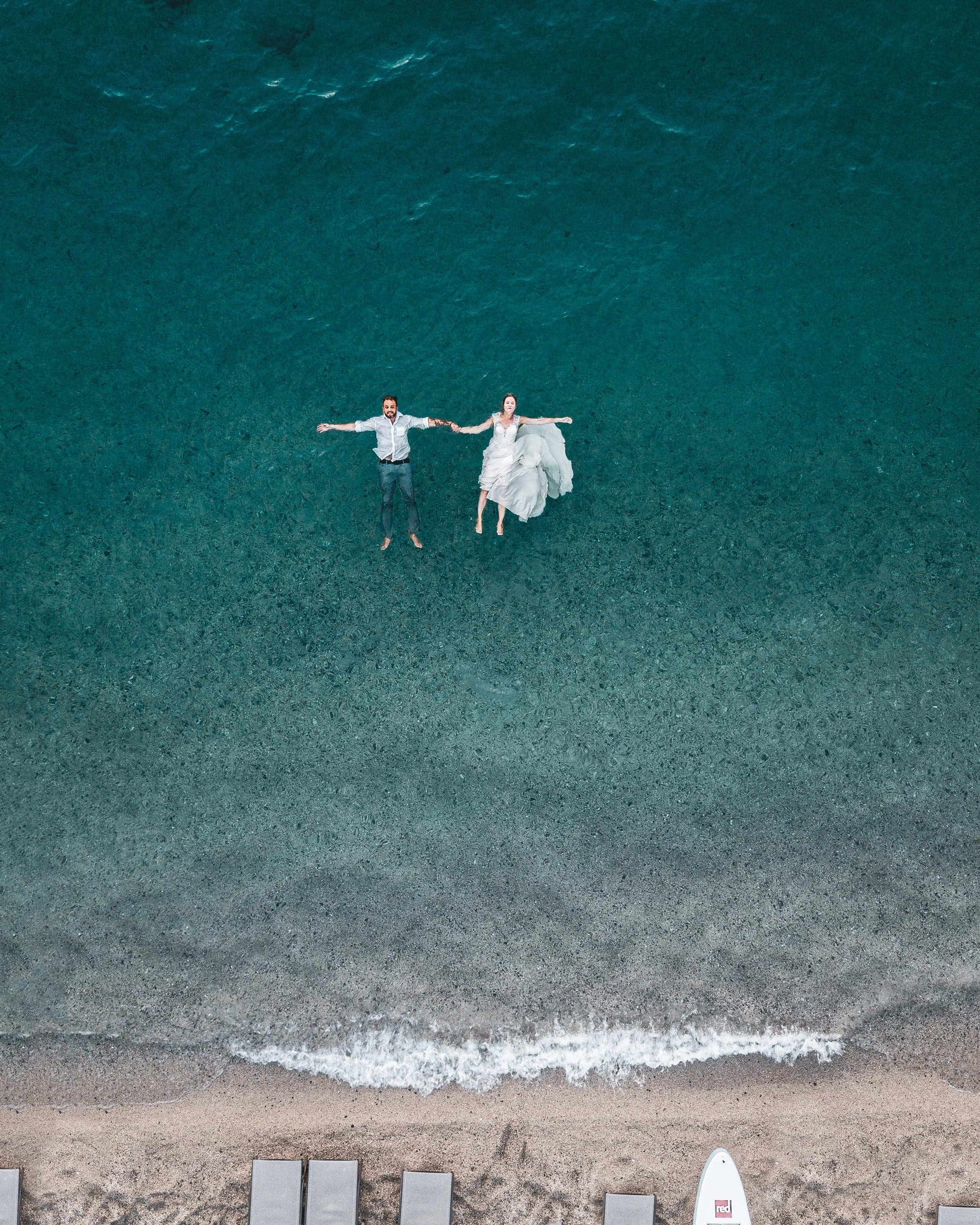 Us hawaii wedding couple ocean unsplash