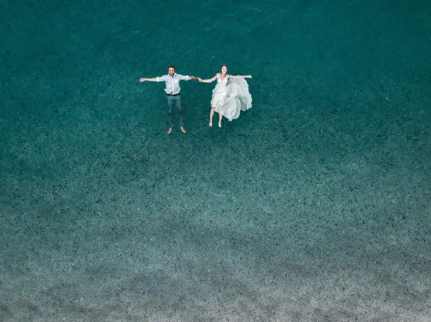 Us hawaii wedding couple ocean unsplash