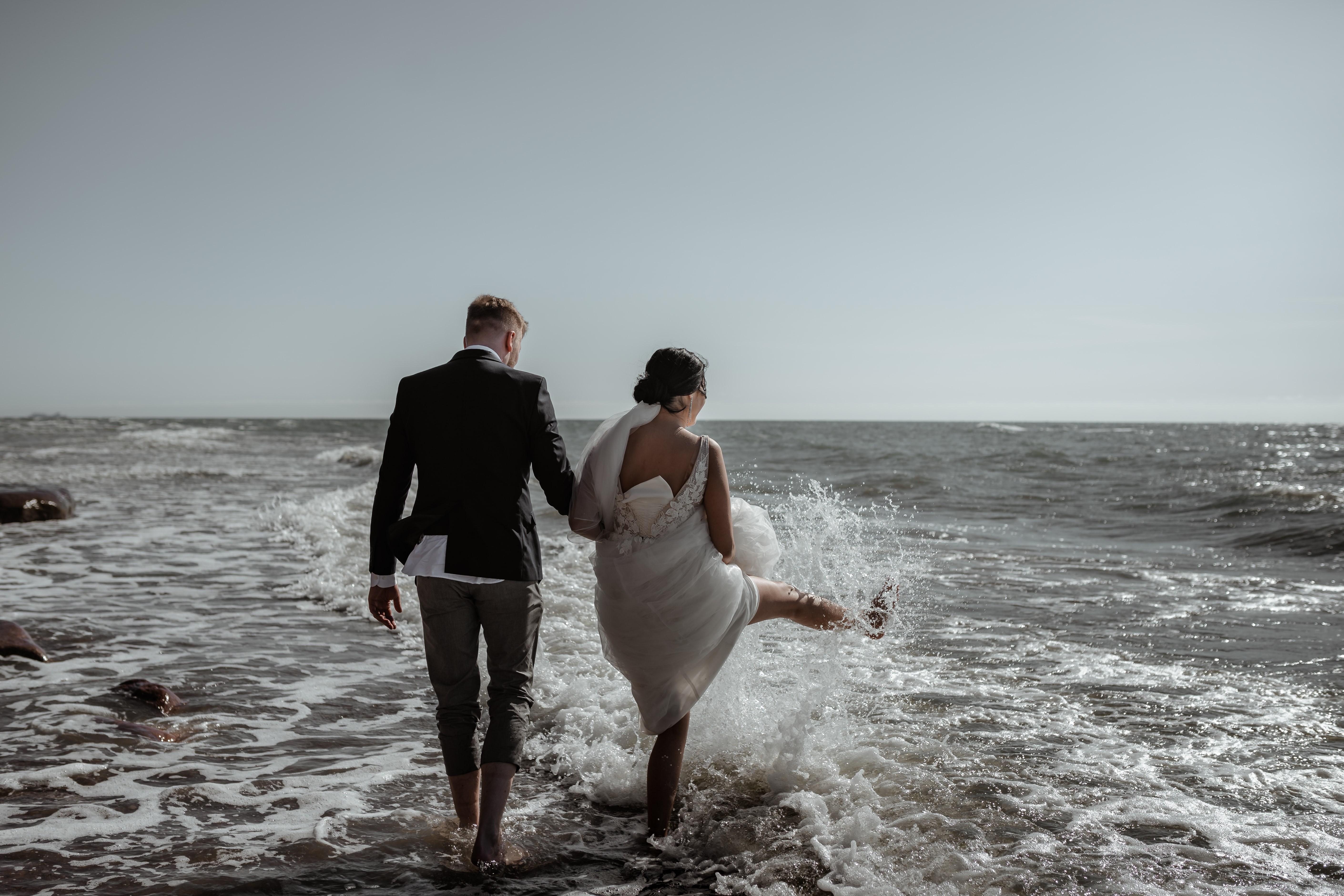 Us hawaii beach couple unsplash
