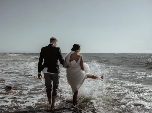 Us hawaii beach couple unsplash
