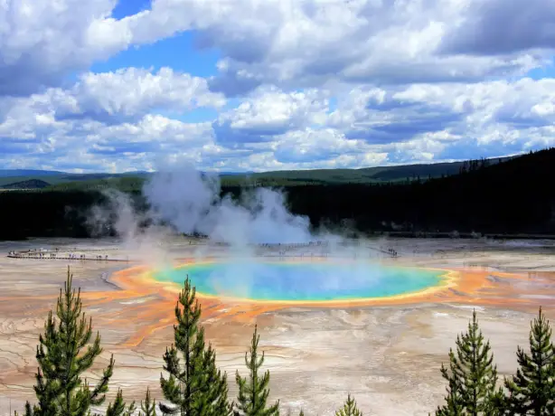 Buntes Geysir-Becken im Yellowstone Nationalpark