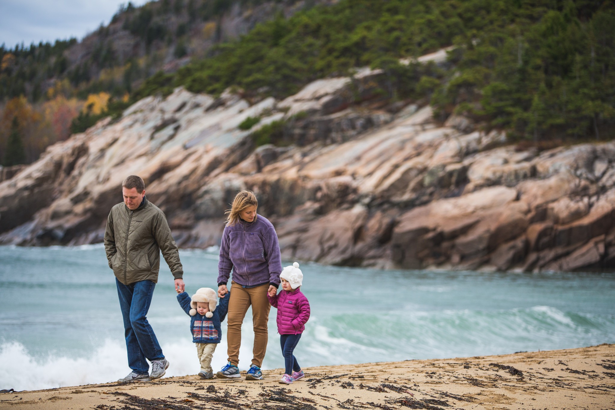USA Maine Acadia NP - family walking along the coast