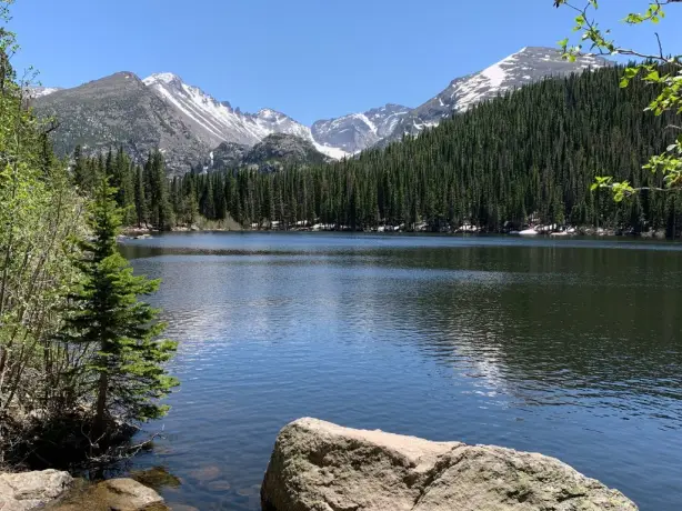 See mit Bergen und Nadelbäumen im Hintergrund in den Rocky Mountains