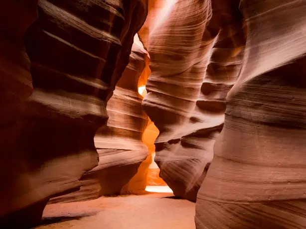 Enge Felsschluchten bei einem Trail durch den Antelope Canyon National Park in Arizona