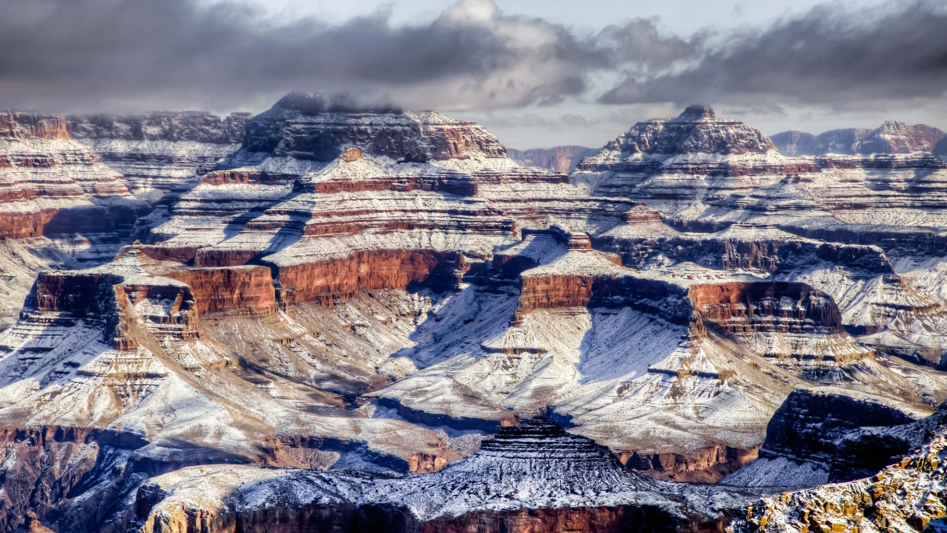 Schneebedeckter Canyon in den USA