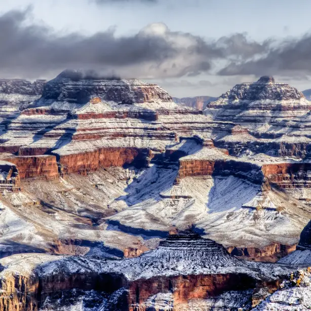 Schneebedeckter Canyon in den USA