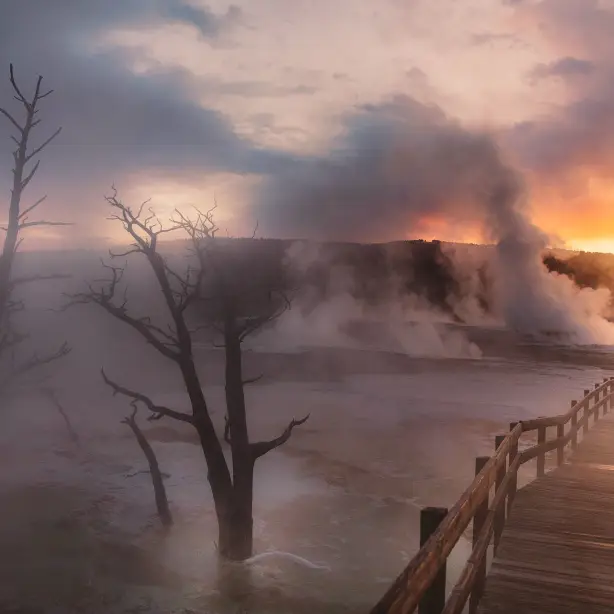 Man staat op een steiger bij geisers in Yellowstone National Park