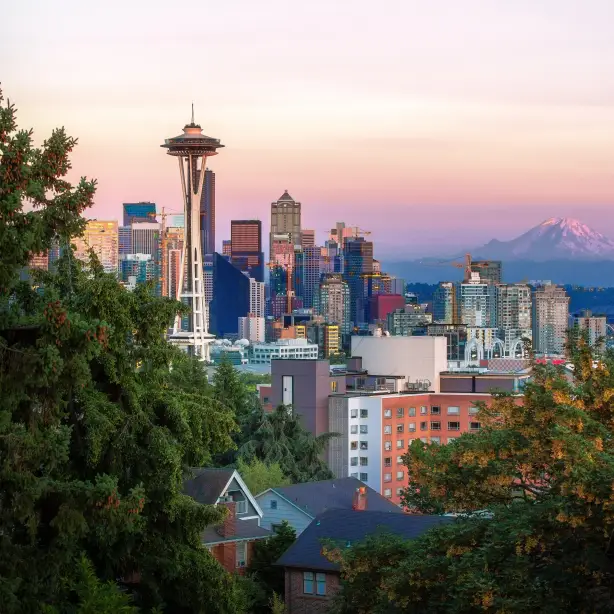 Een uitzicht op de skyline van Seattle met de Space Needle en Mount Rainier op de achtergrond