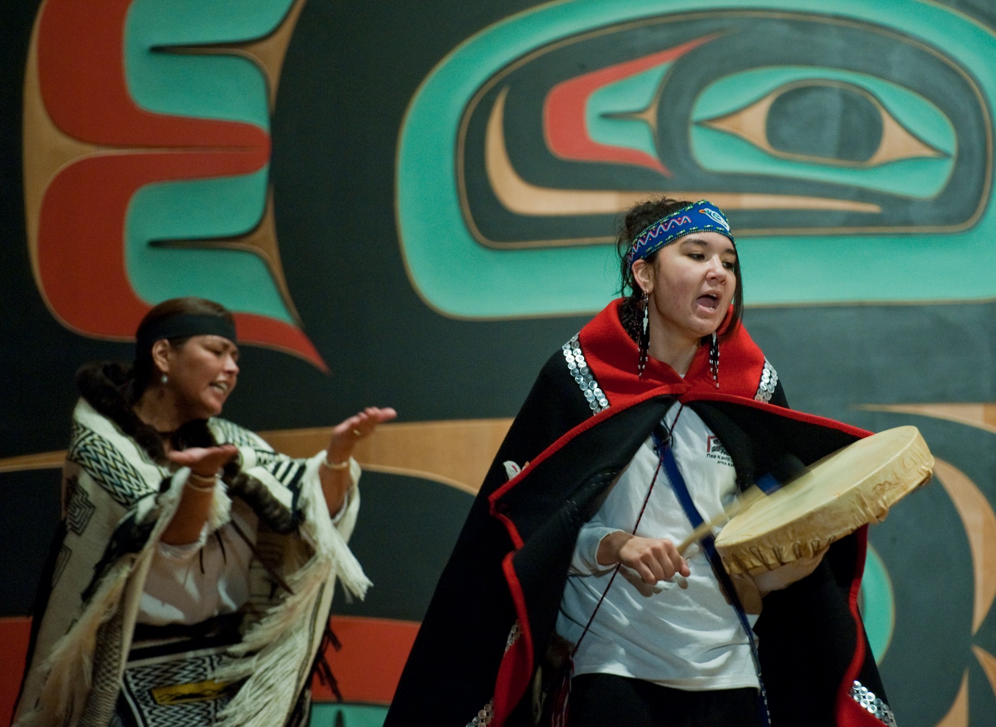 Native American Ketchikan Tänzer in traditioneller Kleidung in Alaska