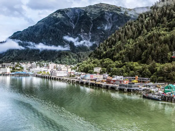 Juneau in Alaska, am Wasser und am Fuße der Berge gelegen