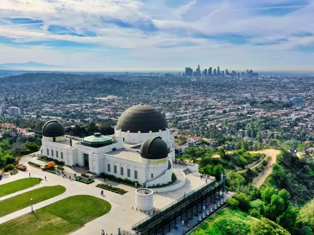 Blick über das Griffith Observatory mit der Skyline von Los Angeles im Hintergrund