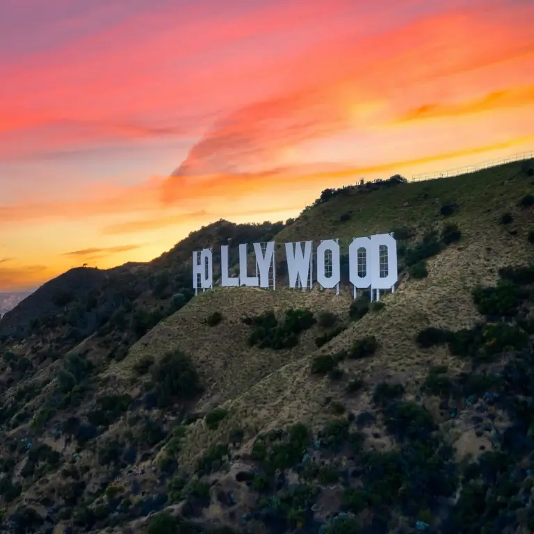Seitliche Sicht auf Hügel mit Hollywoodzeichen bei Sonnenuntergang
