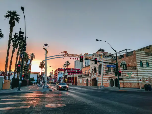 US las vegas juliana malta cuqsqa Eh0 SQ unsplash