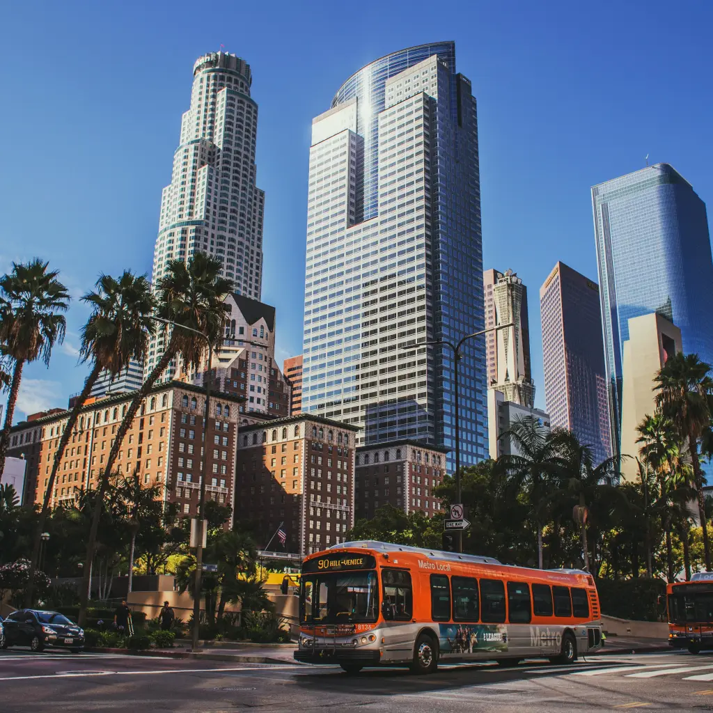 Downtown in Los Angeles, mit Blick auf Hochhäuser und eine Straße mit Bussen