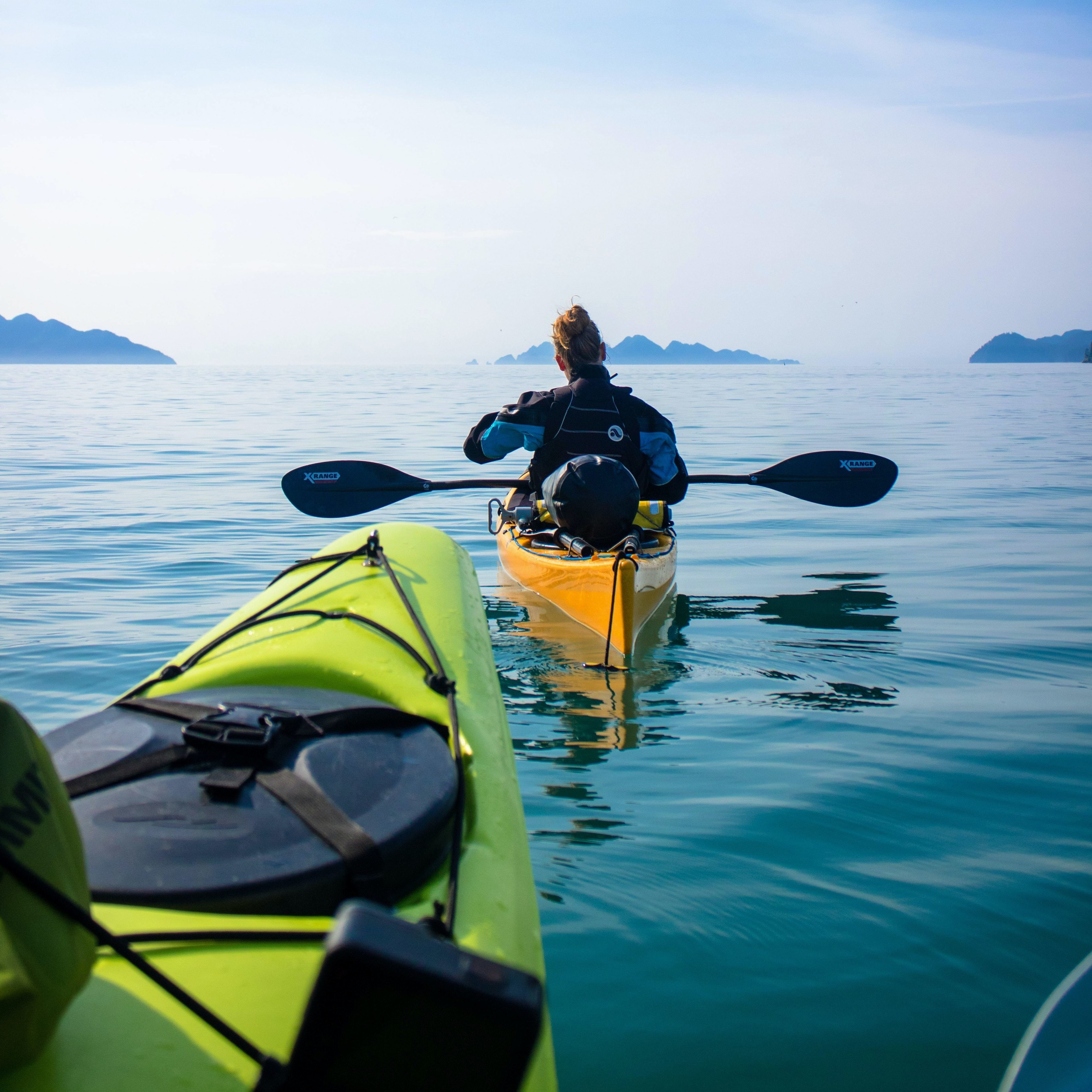 Zwei Kajakfahrer im Kenai-Fjords-Nationalpark in Alaska, USA