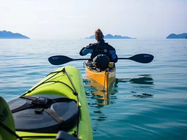 Zwei Kajakfahrer im Kenai-Fjords-Nationalpark in Alaska, USA