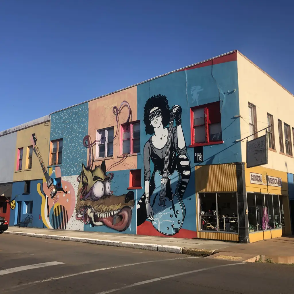 Gebouw in Mississippi met muurschilderingen van gitaren