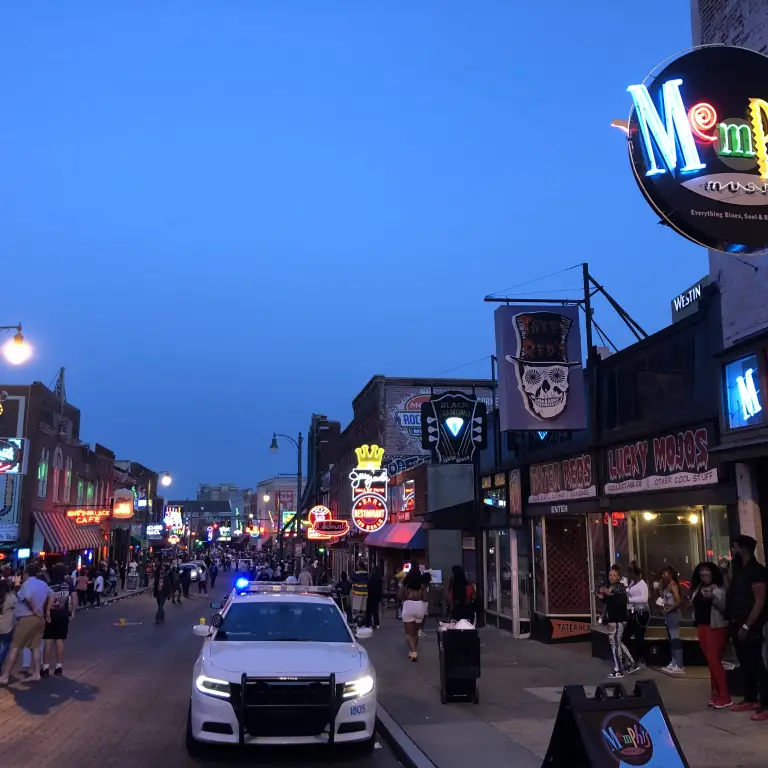 Een straatbeeld van Beale Street in het centrum van Memphis in de avond