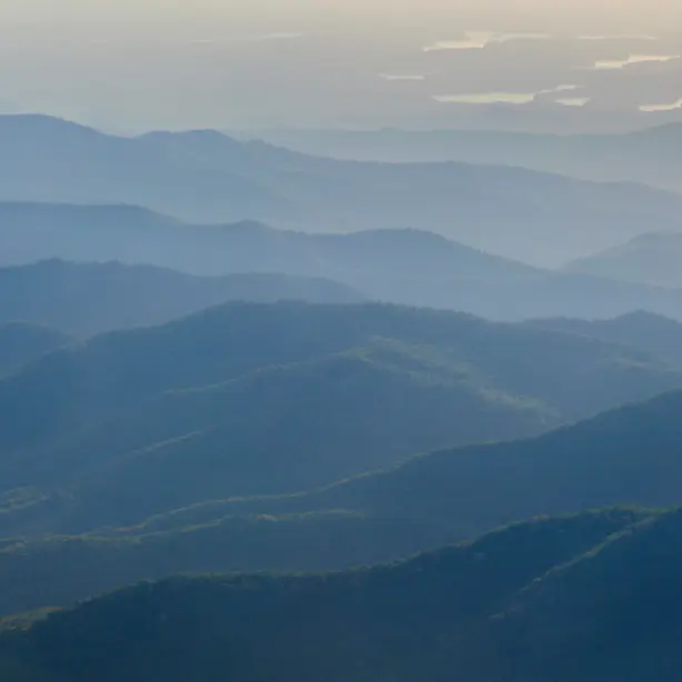 Uitzicht op het blauwgroene berglandschap van Mount Mitchell bij Asheville in North Carolina