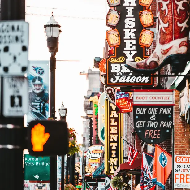 USA Tennessee Nashville broadway daytime drew hays unsplash