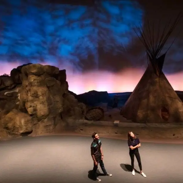 Twee personen in het museum van Yellowstone National Park