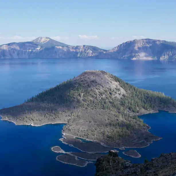 Een luchtfoto van Wizard Island, gelegen in Crater Lake in Oregon