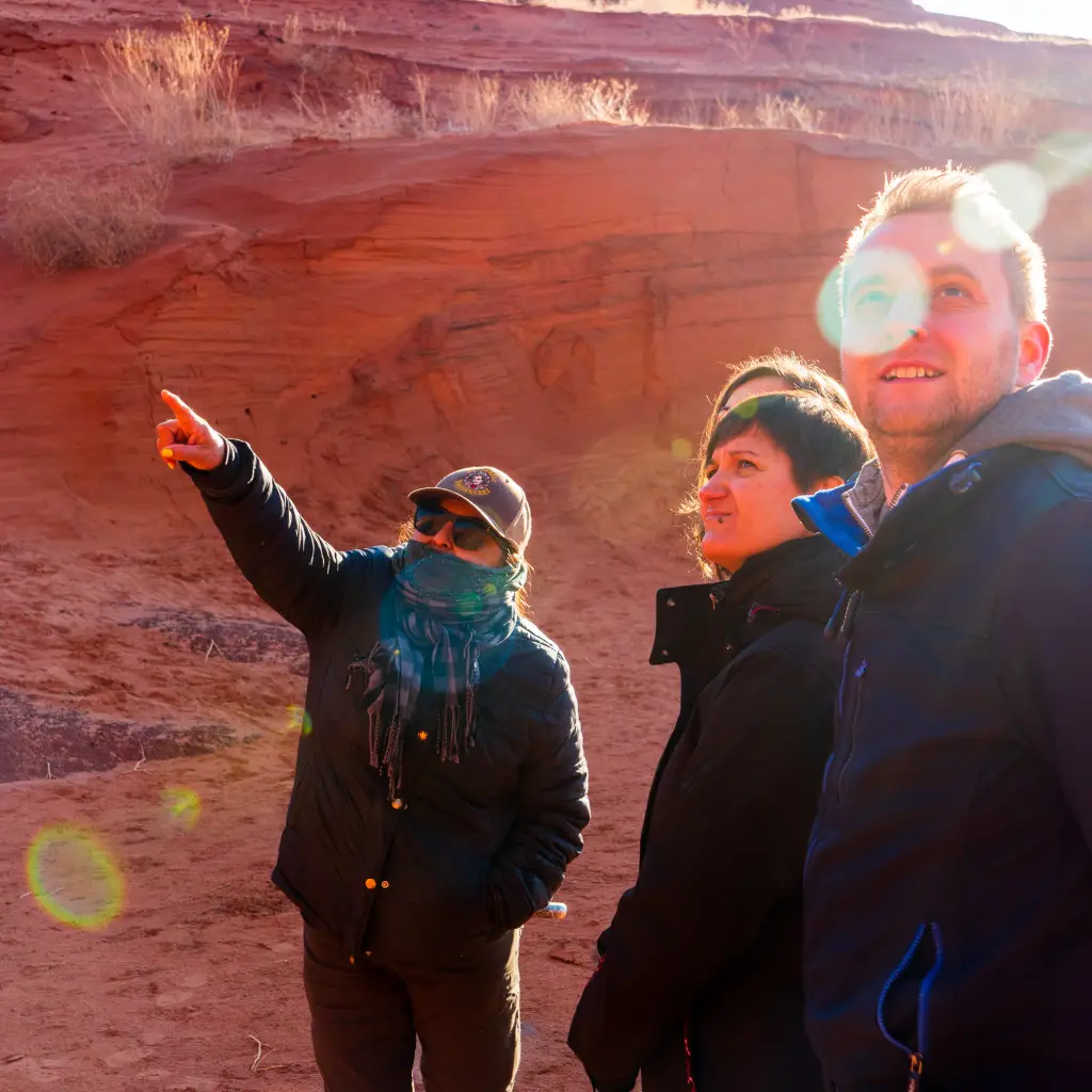 Eine Gruppe von Touristen bestaunen mit einem lokalen Guide den Antelope Canyon in Arizona