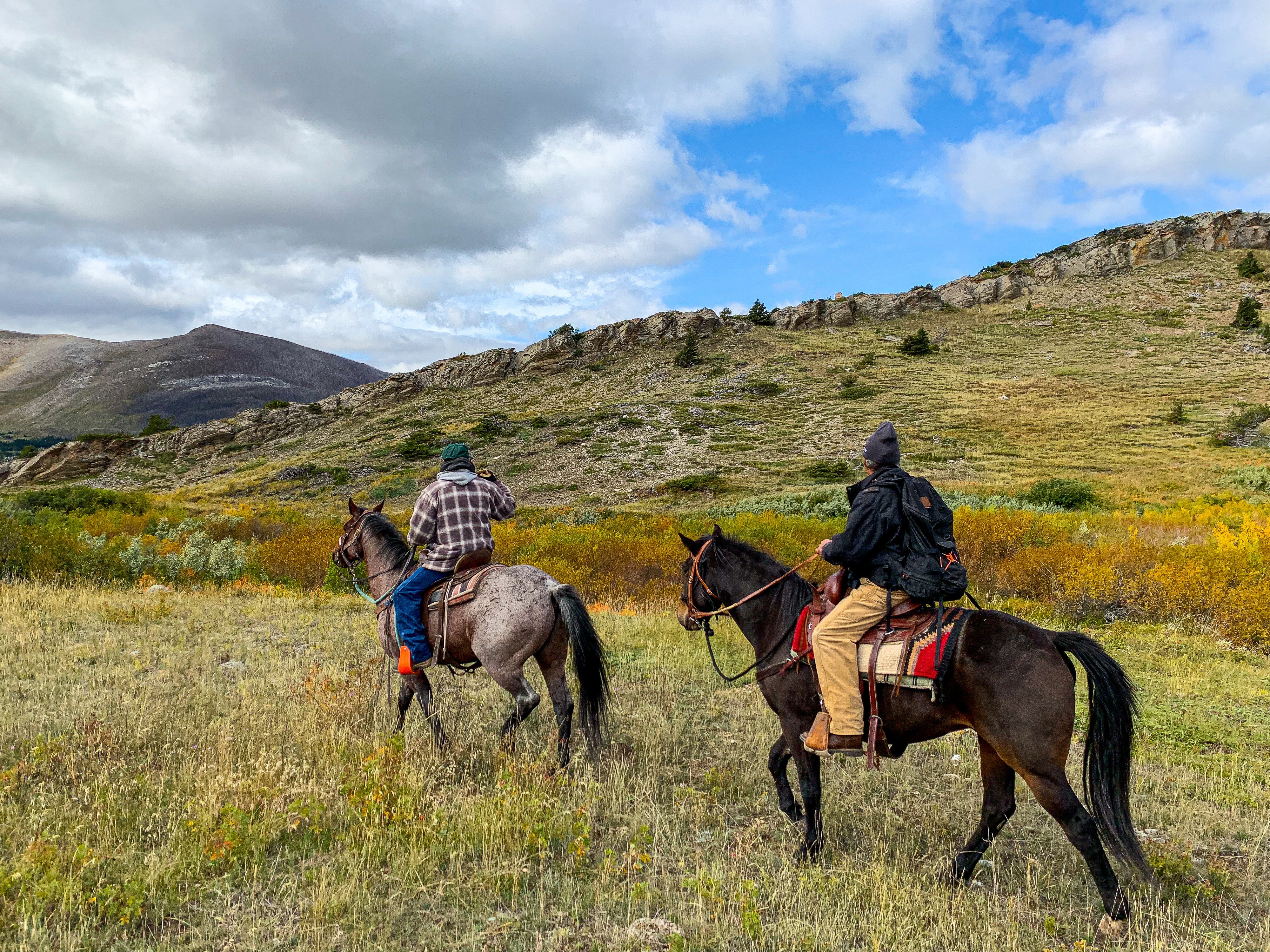 Indigene Guides reiten mit Pferden durch Montana
