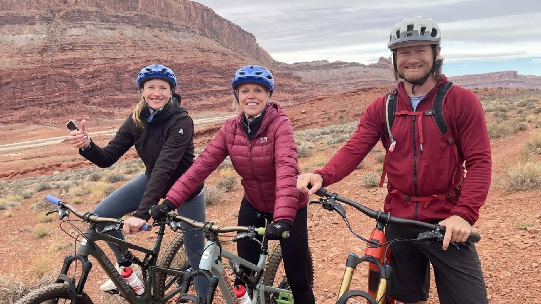 united-states-utah-moab-bike-tour-friends