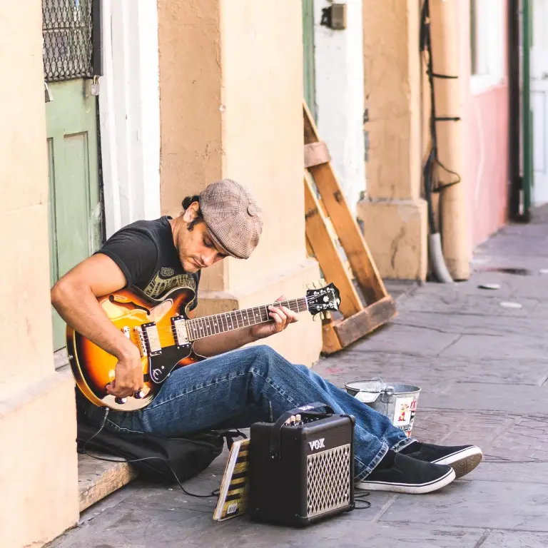 Een man speelt gitaar op straat in New Orleans