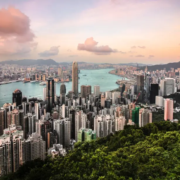 Blick von oben auf die Hochhäuser und den Fluss von Hongkong