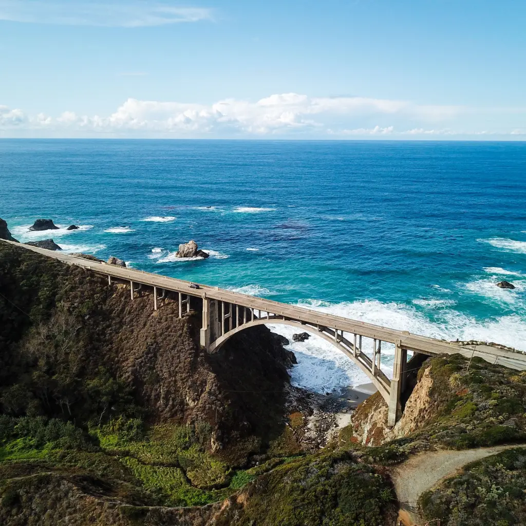 Eine Brücke verbindet zwei felsige Landzungen an der Küste von Kaliforniens Big Sur.