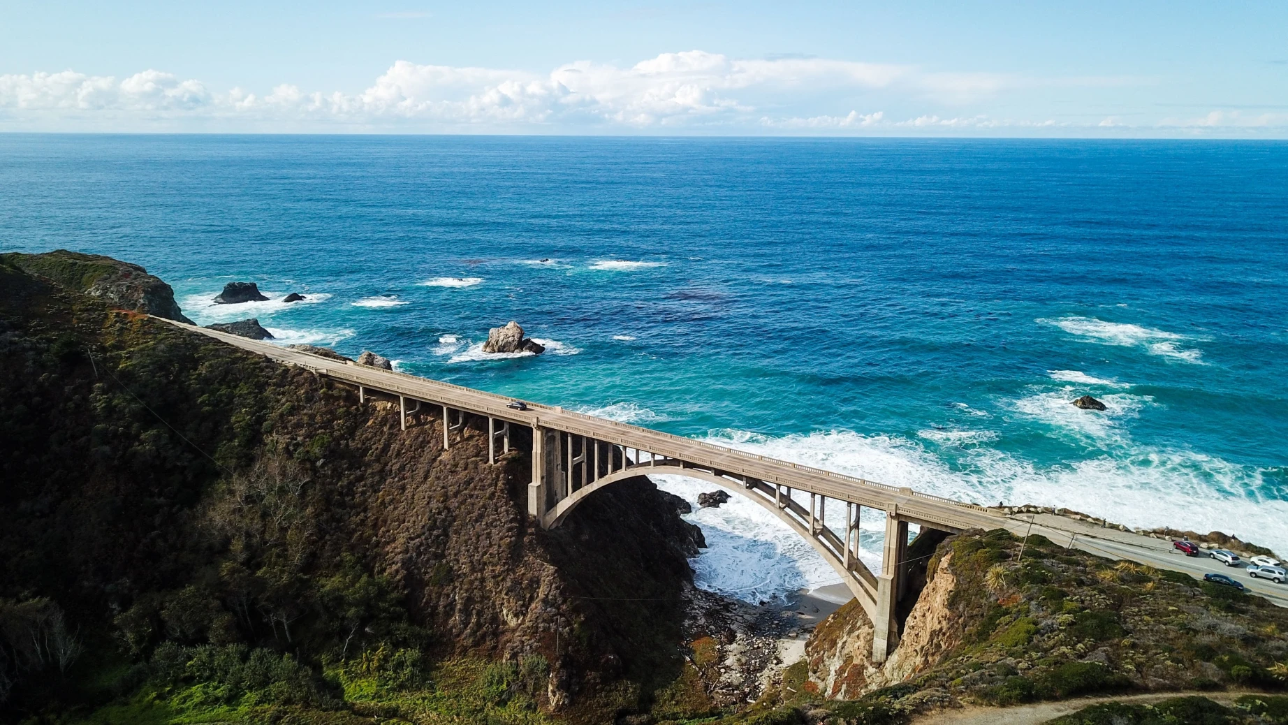Eine Brücke verbindet zwei felsige Landzungen an der Küste von Kaliforniens Big Sur.