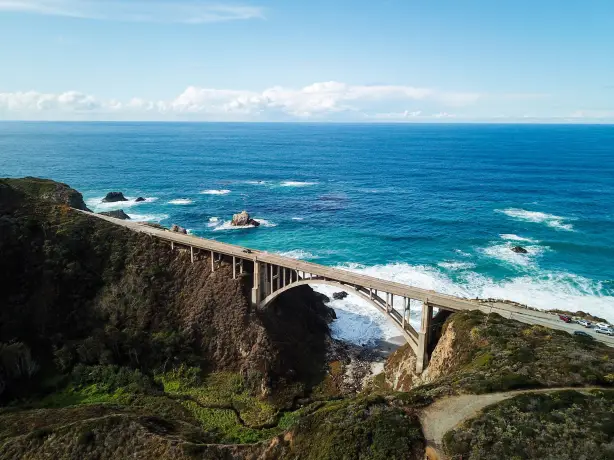 Eine Brücke verbindet zwei felsige Landzungen an der Küste von Kaliforniens Big Sur.
