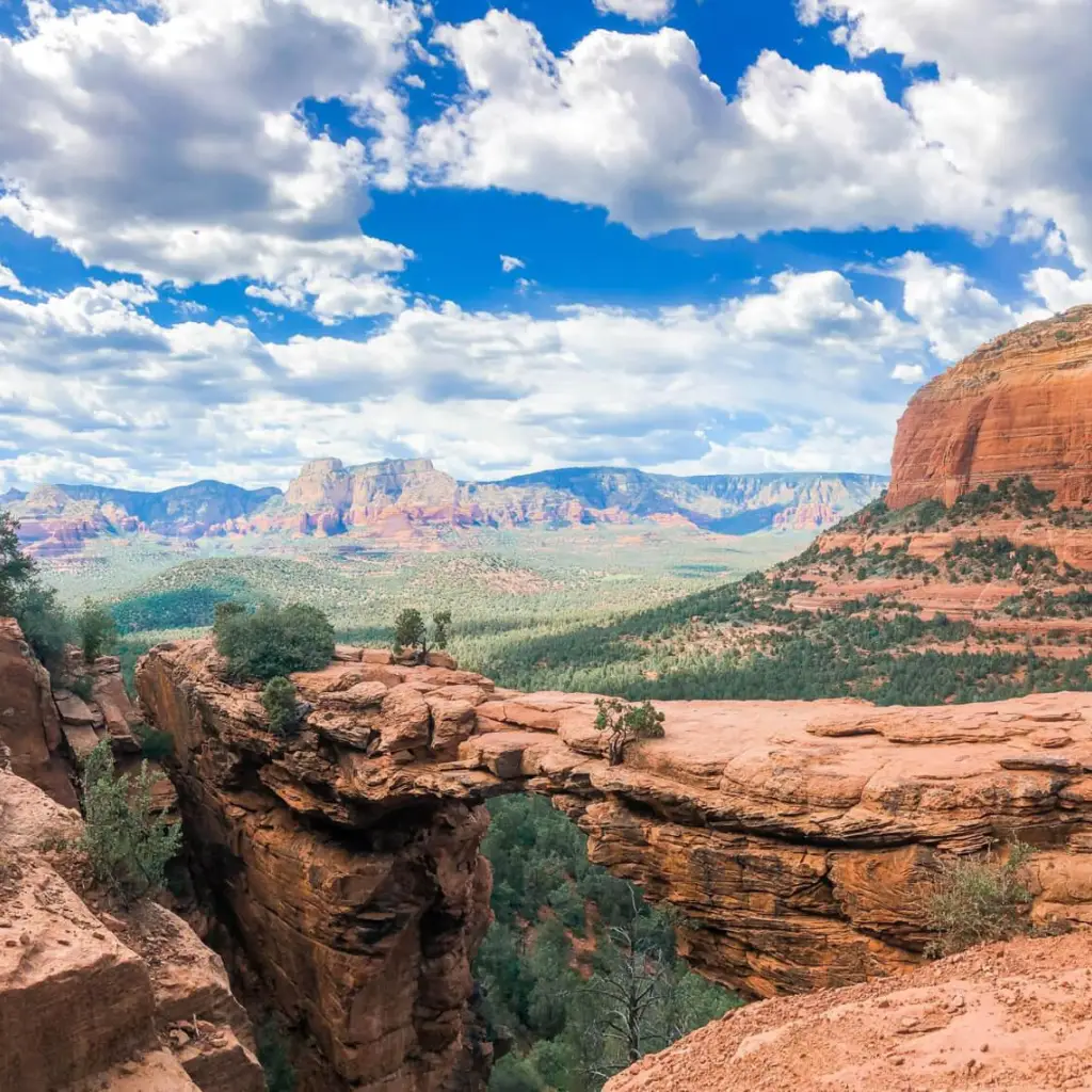 Sandsteinbrücke in Sedona mit Blick auf die roten Felsen und weite Wüstenlandschaft