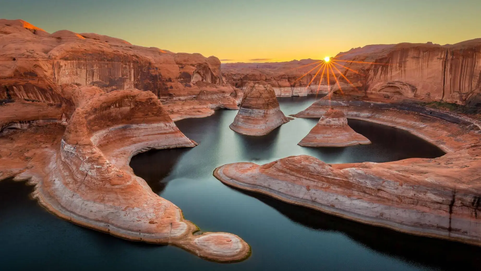 Flusstal mit roten Felsen in Arizona bei Sonnenuntergang