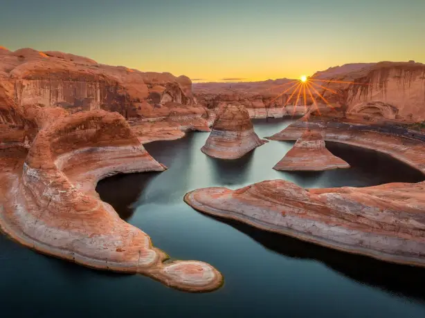 Flusstal mit roten Felsen in Arizona bei Sonnenuntergang