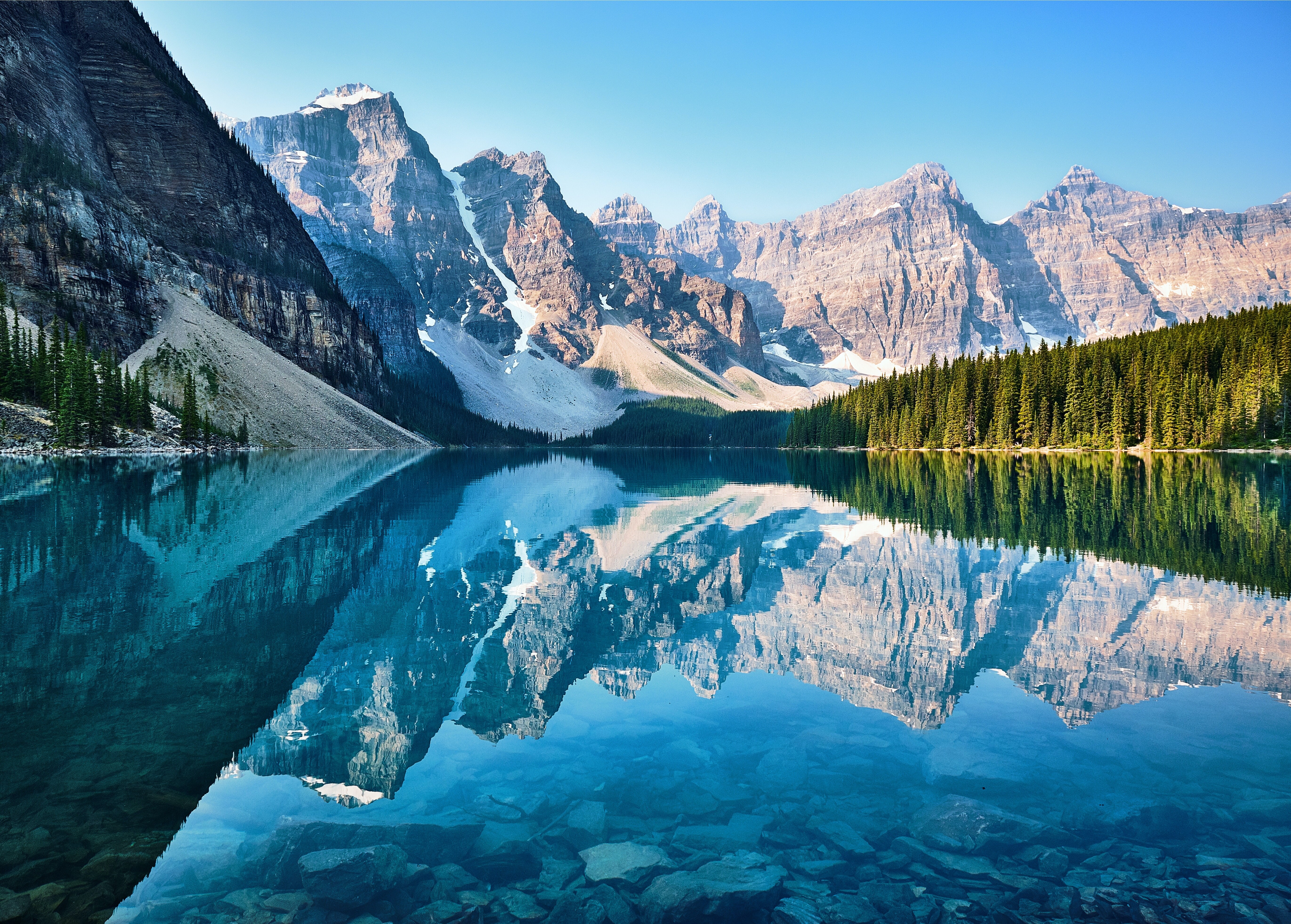 Berge und Bäume, die sich im Wasser des Moraine Lake in Kanada spiegeln