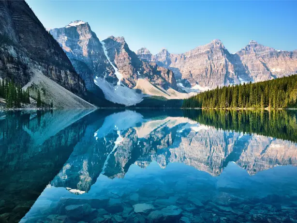 Berge und Bäume, die sich im Wasser des Moraine Lake in Kanada spiegeln