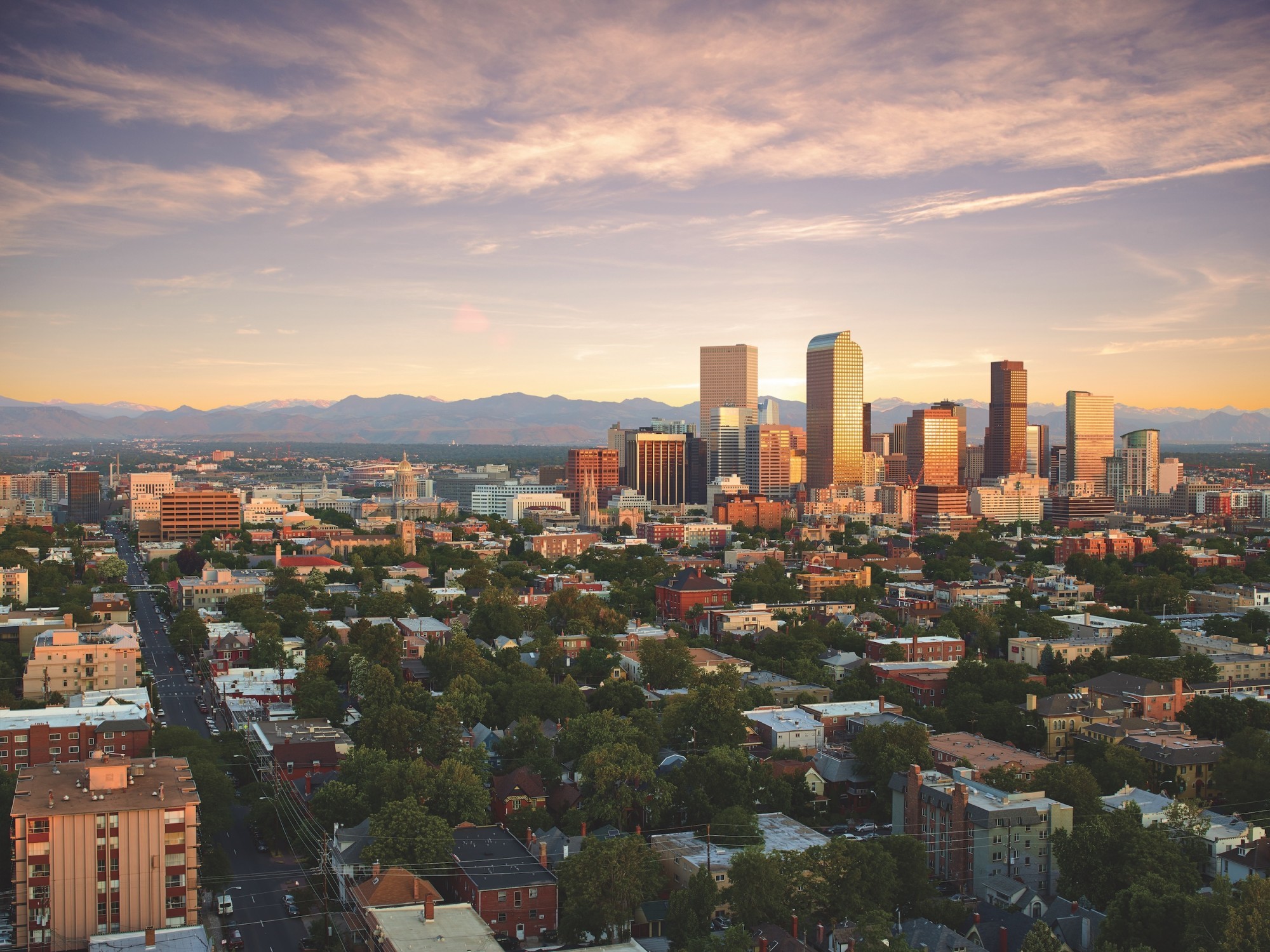 Luftaufnahme von der Stadt Denver Hochhäusern und Rocky Mountains in der Ferne