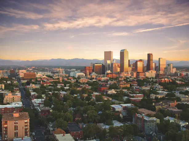 Luftaufnahme von der Stadt Denver Hochhäusern und Rocky Mountains in der Ferne