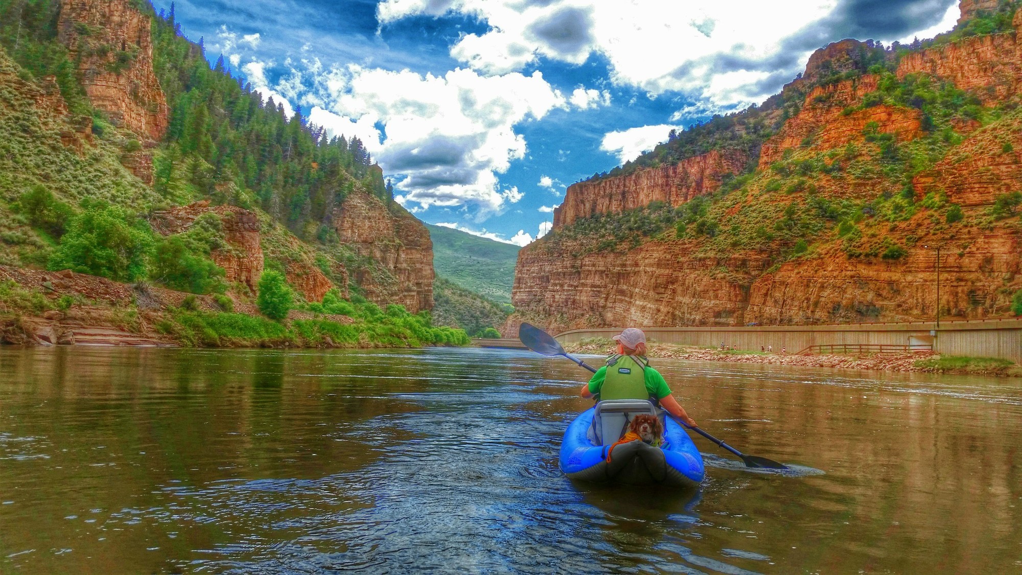 Vrouw op de Colorado-rivier in een kajak, blauwe lucht