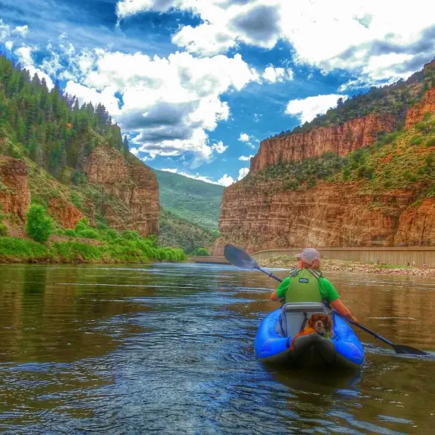 Vrouw op de Colorado-rivier in een kajak, blauwe lucht