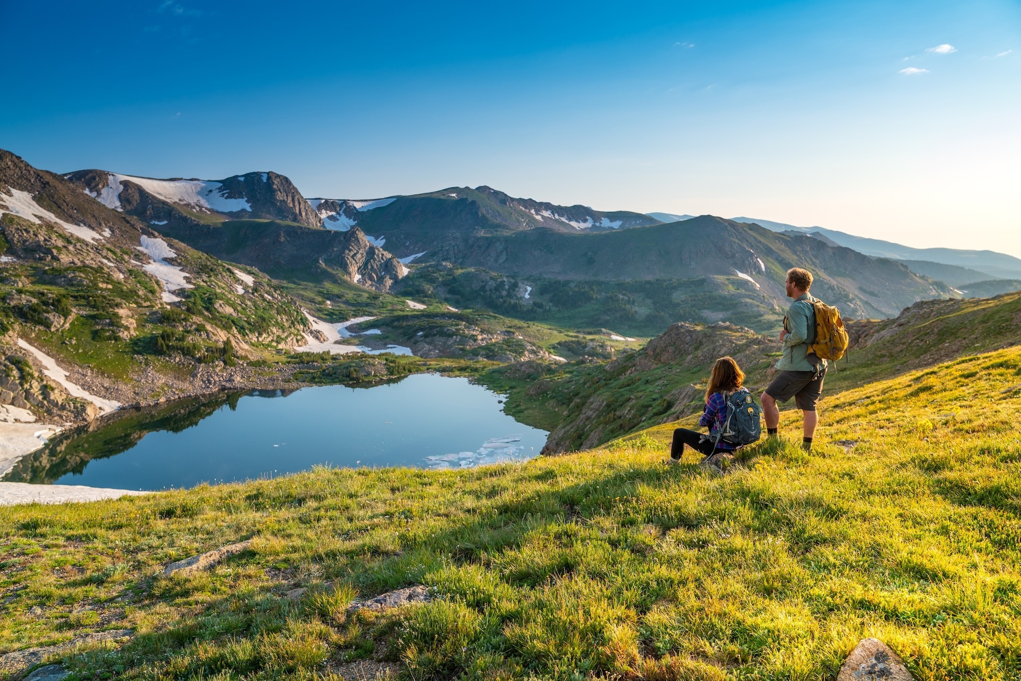 Zwei Wanderer schauen auf Bergpanorama und See in Colorado